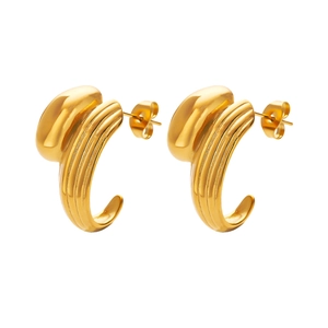 Boucles d'oreilles créoles C dorées polies avec texture rayée au style géométrique chic