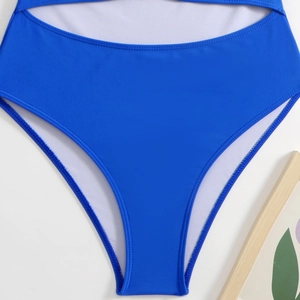 Detailweergave van de koningsblauwe bikini broekjes met hoge taille en fijne stiksels
