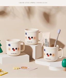 Détail de trois gobelets de rinçage beige au style dessin animé dans une ambiance chaleureuse
