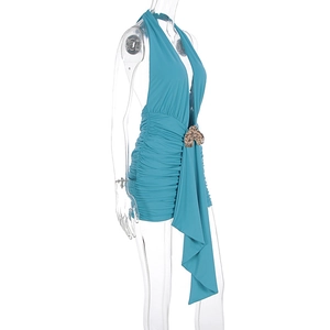 Détail de robe dos nu turquoise avec fronces latérales et ornement fleur en métal