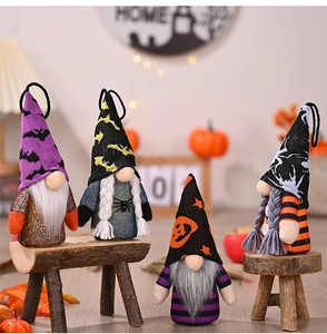 Détail de quatre gnomes d'Halloween avec motifs de chauve-souris et citrouille en tricot