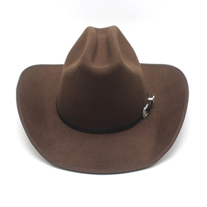 Détail d'un chapeau de cowboy en feutre marron foncé avec boucle en métal et bandeau en cuir noir