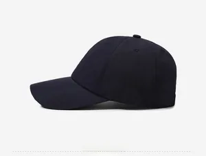 Vista laterale dettagliata di un cappellino da baseball blu scuro dallo stile minimal