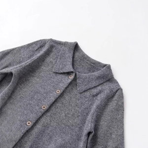 Elegante cardigan polo in maglia grigia a maniche corte con bottoni da donna
