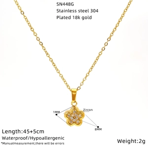 Détail du collier étoile en acier doré avec zircon serti et dimensions du produit