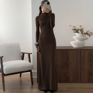Dettaglio dell'abito lungo slim fit a collo alto e maniche lunghe in marrone scuro