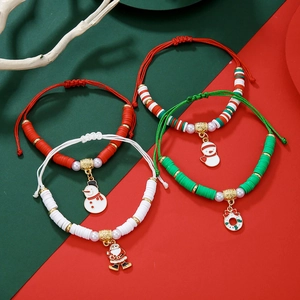 Détail de l'ensemble de 4 bracelets de Noël avec perles et breloques de fête