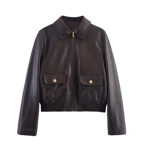 Giacca da donna in ecopelle marrone scuro con colletto a rever e tasche a pattina su bianco