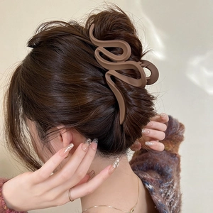 Matte brown 13cm shark hair claw clip in a stylish large snake design for women