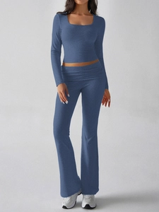 Ensemble bleu deux pièces pour femme avec haut court à manches longues et pantalon évasé