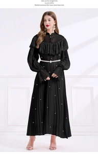 Détail du col en dentelle victorienne et ceinture en perles sur robe plissée noire
