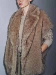 Gros plan sur la texture en fausse fourrure et le large revers de ce gilet d'hiver beige