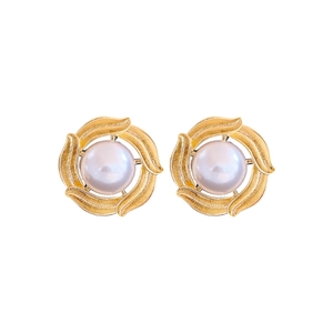 Vintage round gold feather stud earrings with central pearl for women, elegant jewelry