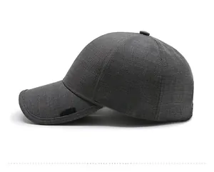 Vue latérale d'une casquette de baseball grise avec patch N.L.S et broderies