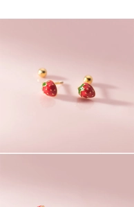 Dettaglio degli orecchini a lobo a fragola in argento S925 con chiusura a vite a sfera