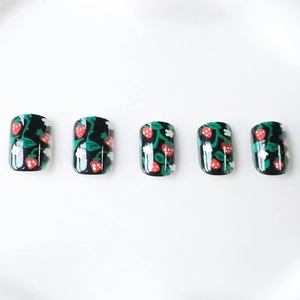 Faux ongles carrés courts avec motifs de fraises douces et feuilles vertes à presser