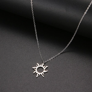 Collier totem soleil ethnique en argent brillant avec pendentif à flammes rayonnantes