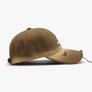 Casquette de baseball dégradée vintage avec détails usés et broderie blanche en 3D
