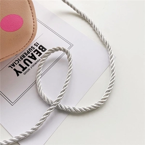 Dettaglio borsa rosa a pois con elegante tracolla a corda intrecciata bianco argento