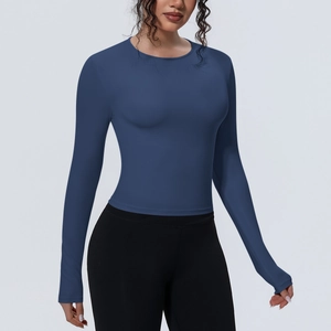 Détail d'un t-shirt de sport bleu marine à manches longues avec tissu haute élasticité
