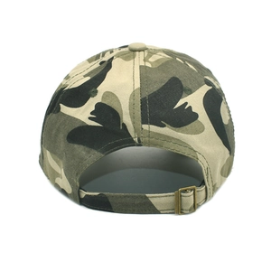 Vue détaillée de la boucle en métal bronze à l'arrière de la casquette de baseball camouflage