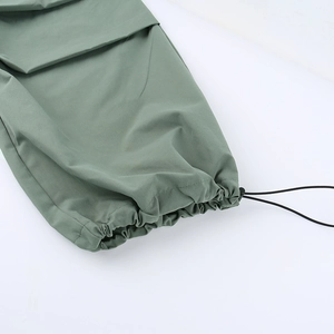 Dettaglio della coulisse elastica regolabile con chiusura sull'orlo dei pantaloni cargo