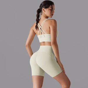 Set da yoga crema a vita alta con reggiseno incrociato e pantaloncini sportivi