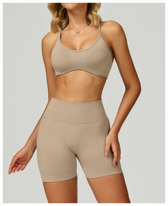 Detailansicht der nahtlosen High-Waist Radlerhose und passendem Sport-BH in Khaki