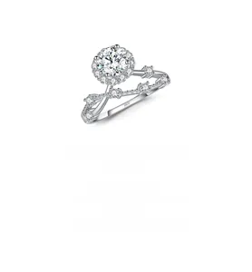 Macro-opname van S925 zilveren ring met ronde moissanite en een golvende band
