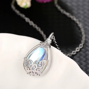 Collana con ciondolo a goccia in argento con cuore traforato e pietra di luna