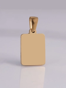 Vue macro du pendentif carré en acier inoxydable plaqué or 18K sur surface réfléchissante
