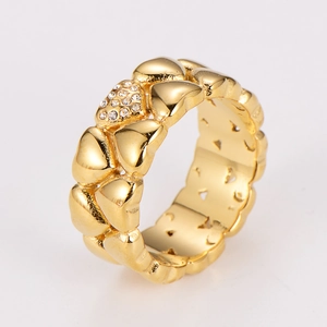 Detailed macro view of the gold-plated heart ring featuring sparkling zircon inlay details