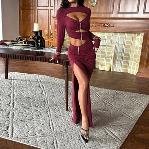 Sexy burgunderrotes langärmeliges Strick-Maxikleid mit Cut-outs und hohem Schlitz