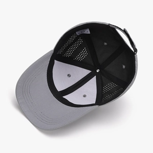 Berretto da baseball grigio traspirante con fori di ventilazione e cinturino