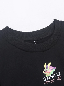 Detalle de sudadera de cuello redondo con estampado de dragón y texto XI XING LE