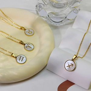 Colliers zodiaque en acier inoxydable plaqué or 18 carats avec pendentifs nacre blanche