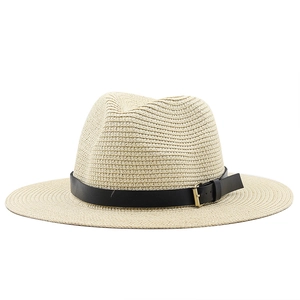 Vue détaillée du chapeau de paille Panama avec tissage fin et bande en cuir noir