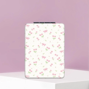 Ein tragbarer klappbarer Schminkspiegel mit rosa Tulpen und süßem Schleifenmuster