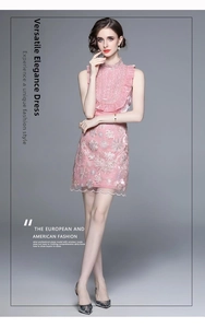 Détails de la robe sans manches rose avec broderie florale et ornements de paillettes