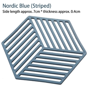 Sous-plat hexagonal bleu nordique en silicone résistant à la chaleur avec rayures
