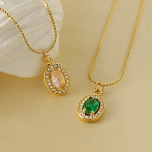Collane in acciaio placcato oro 18K con zirconi ovali color smeraldo e champagne