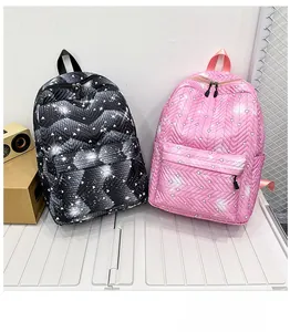 Detalle de patrones acolchados de corazones y estrellas en mochilas brillantes negras y rosas