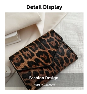 Dettaglio mini borsa a tracolla leopardata in pelle PU con cuciture di precisione