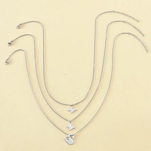 Ensemble de 3 colliers en acier inoxydable avec papillon et cœur sur carte cadeau