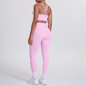 Détail de l'ensemble de yoga rose avec brassière à dos croisé et legging à taille haute