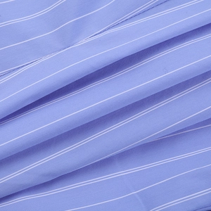 Dettaglio del tessuto a righe sottili blu e bianche con trama definita e pieghe morbide