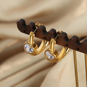 Eleganti orecchini a torsione placcati in oro con pendenti a cuore in zircone su legno