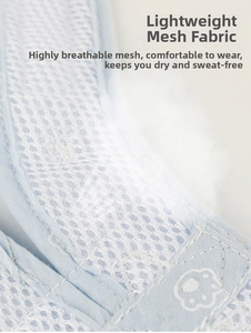 Gros plan du tissu en maille bleu clair respirant avec empreintes de pattes blanches