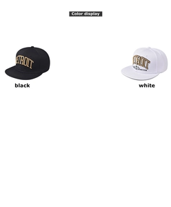 Détail des casquettes hip-hop classiques à bord plat avec broderie Detroit noir et blanc