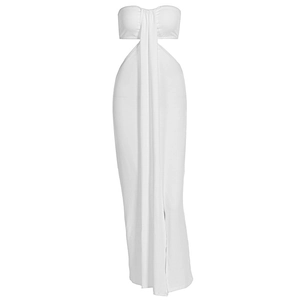 Détail de la robe bustier blanche avec découpes à la taille et ruban drapé élégant